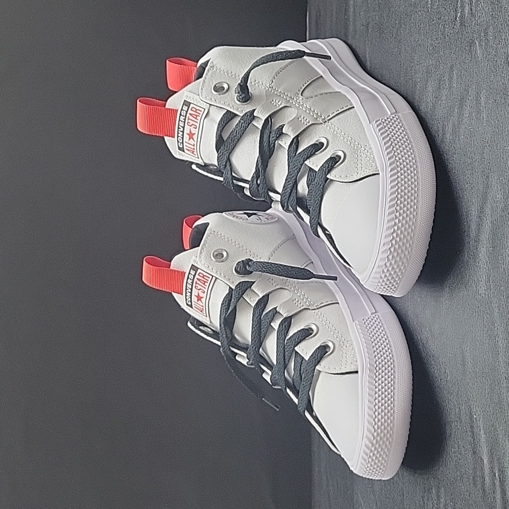 Converse shoes women Brand new size kids 4=size women's 6.